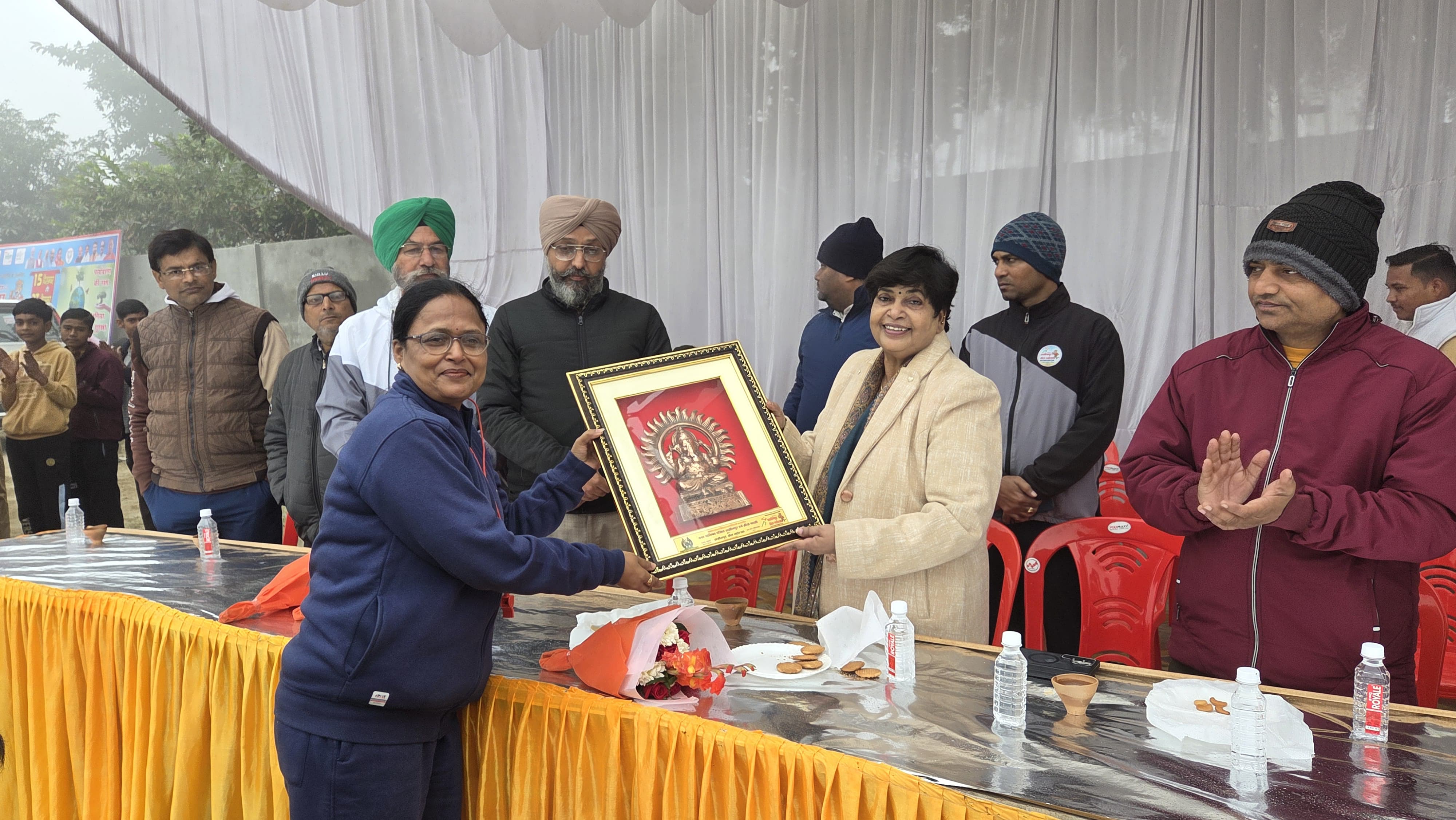 हॉकी टीम की कोच तृप्ति अवस्थी को स्मृति चिन्ह देती नगर पालिका अध्यक्ष डॉक्टर इरा श्रीवास्तव