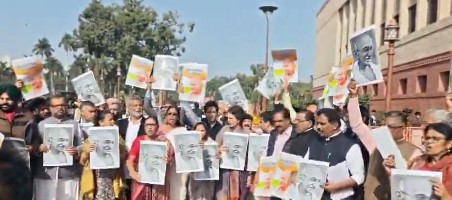 संसद भवन परिसर में प्रदर्शन करते इंडी गठबंधन के नेता संसद भवन परिसर में प्रदर्शन करते इंडी गठबंधन के नेता