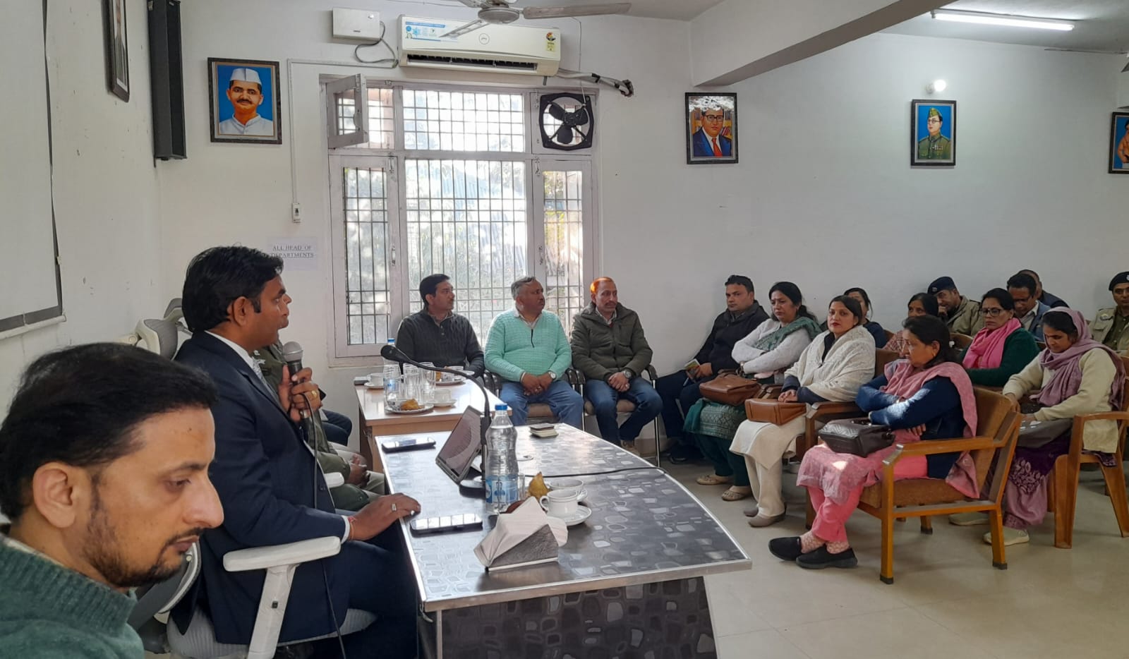 बैठक के दौरान उपायुक्त। बैठक के दौरान उपायुक्त।