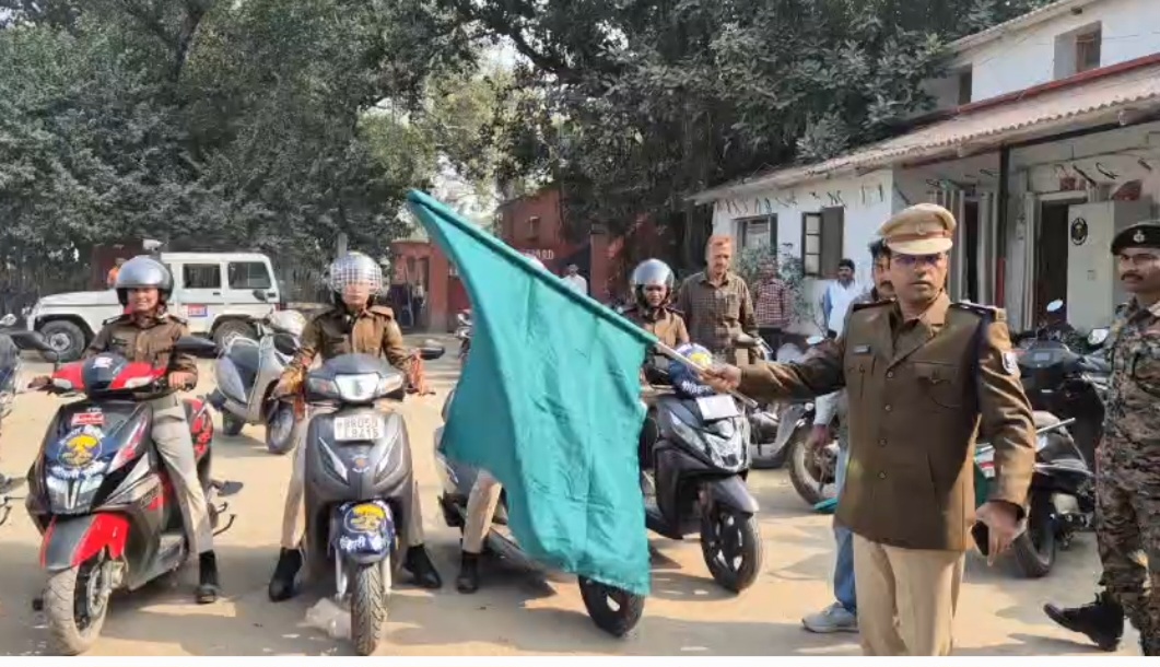 अभया बिग्रेड को रवाना करते एसपी अभया बिग्रेड को रवाना करते एसपी