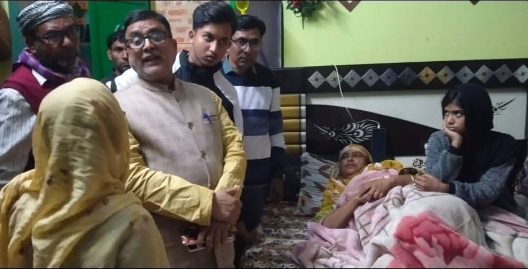 परिजनों से मिलते नेतागण परिजनों से मिलते नेतागण