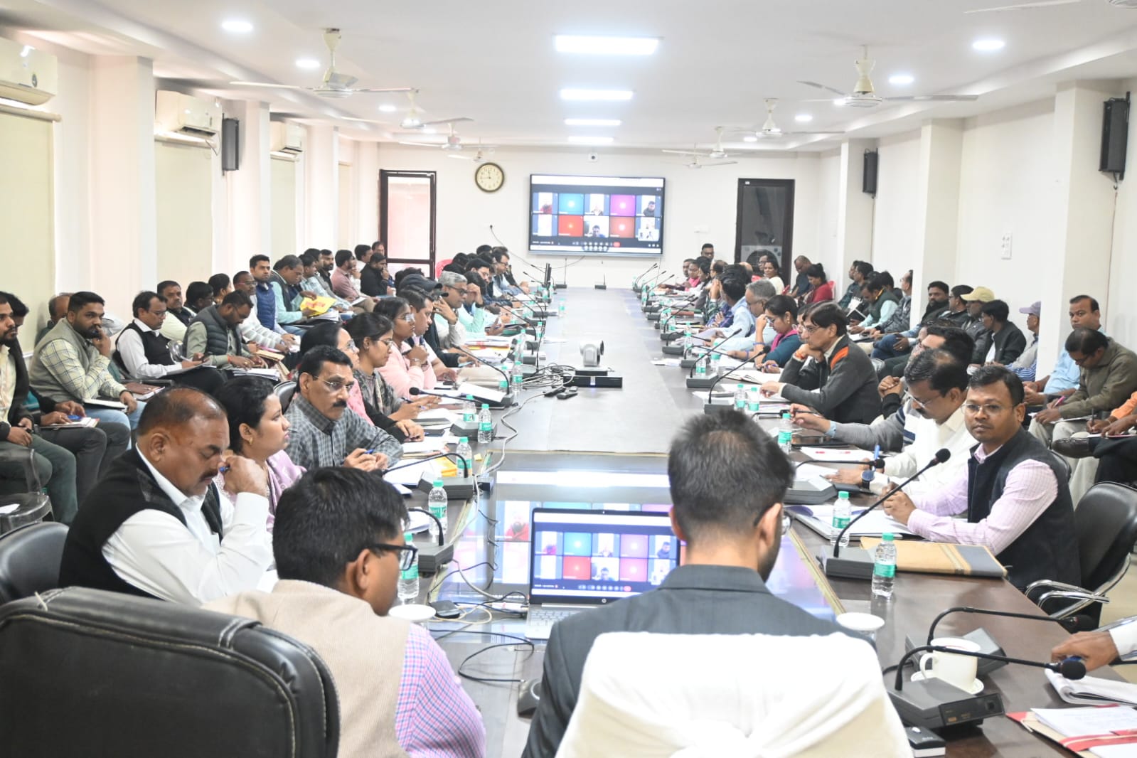 कलेक्टर दीपक सोनी समय सीमा की बैठक में सुशासन सप्ताह शिविर के सम्बन्ध में जानकारी देते हुए