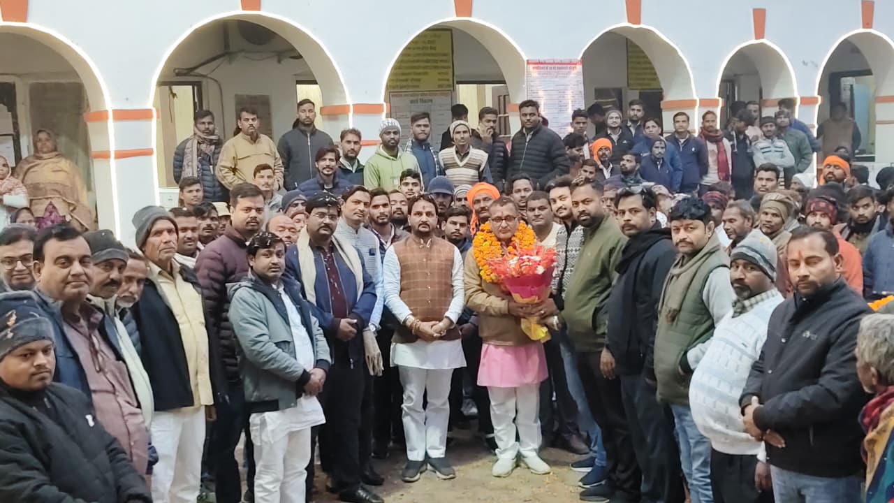 खैराबाद नगर पालिका परिषद प्रांगण में मौजूद भाजपा कार्यकर्ता