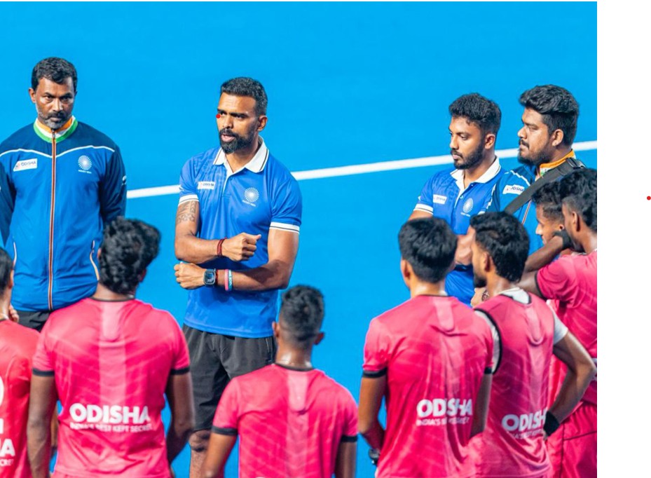 जूनियर हॉकी टीम के कोच पीआर श्रीजेश खिलाड़ियों को समझाते हुए