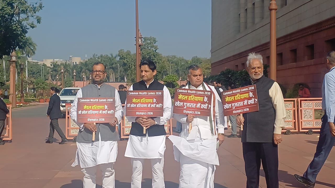 हरियाणा के सांसद लोकसभा के बाहर धरना देते हुए हरियाणा के सांसद लोकसभा के बाहर धरना देते हुए