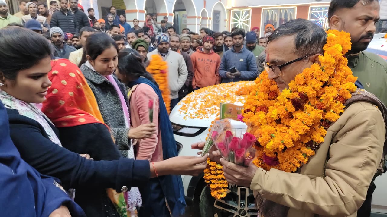 स्वागत करते हुए सभासद गण