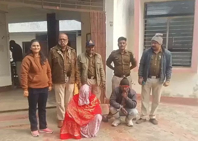 विस्फोट के साथ गिरफ्तार महिला-पुरुष विस्फोट के साथ गिरफ्तार महिला-पुरुष