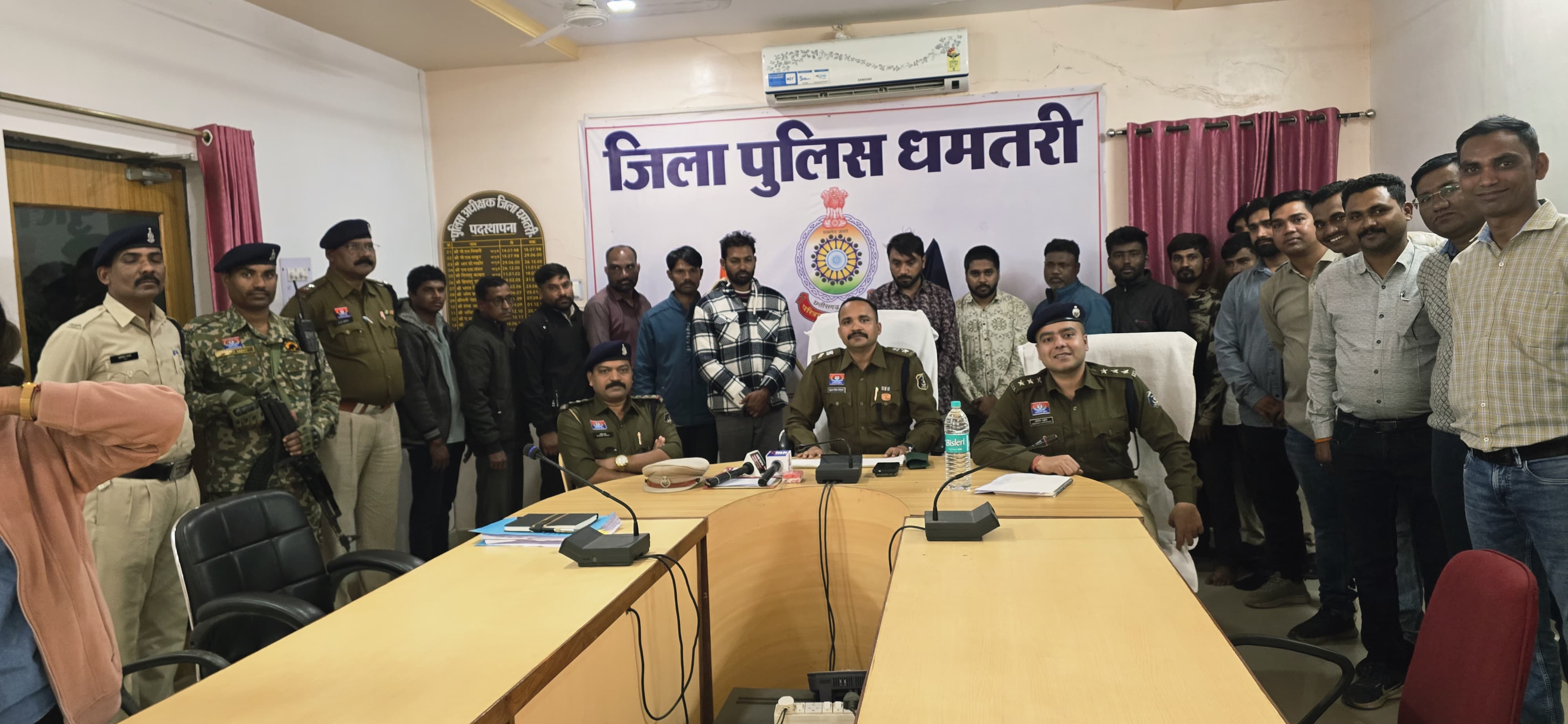 पुलिस गिरफ्त में आरोपित पुलिस गिरफ्त में आरोपित
