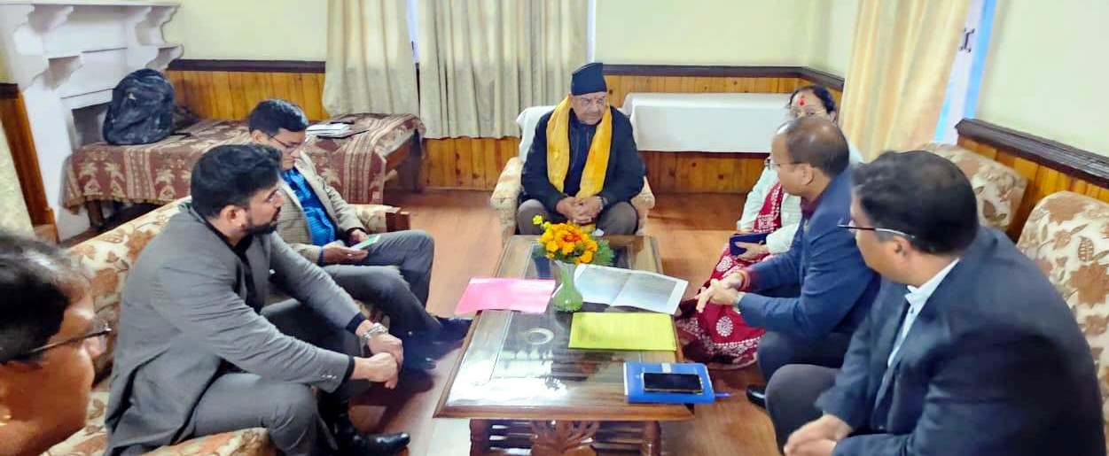 अधिकारियों की बैठक लेते सांसद अजय भट्ट। अधिकारियों की बैठक लेते सांसद अजय भट्ट।