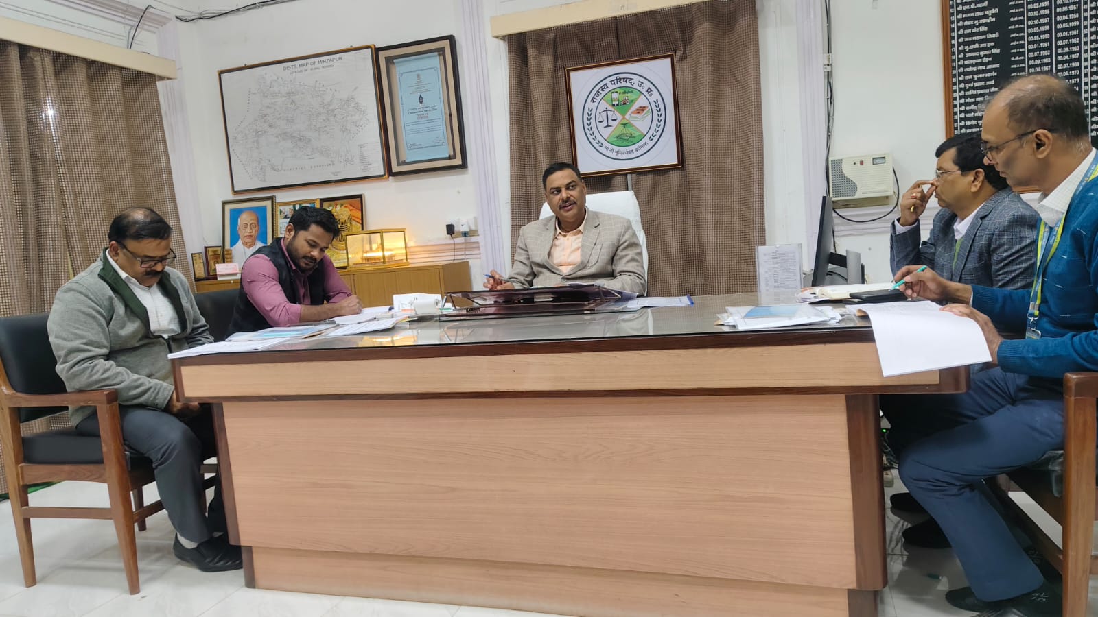बैंक अधिकारियों के साथ जिलाधिकारी पवन कुमार गंगवार।