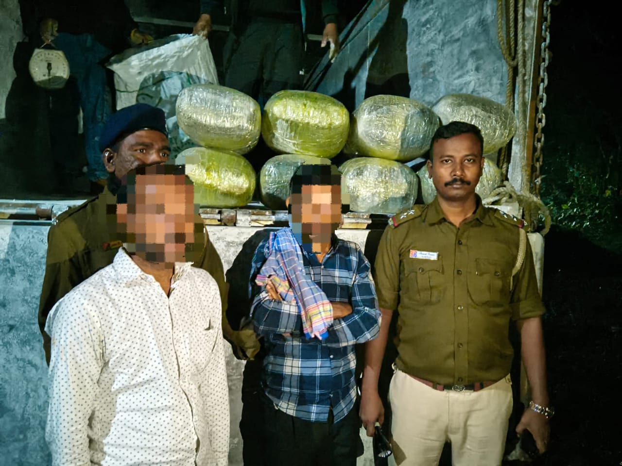 जेटिया थाना क्षेत्र में जब्त गांजा के साथ पुलिस अधिकारी