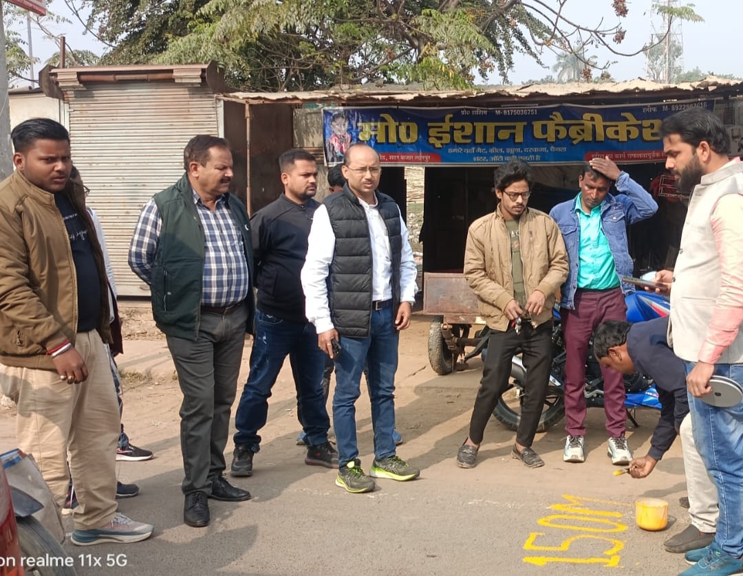 लहरपुर में निशान लगाते पालिका कर्मी लहरपुर में निशान लगाते पालिका कर्मी