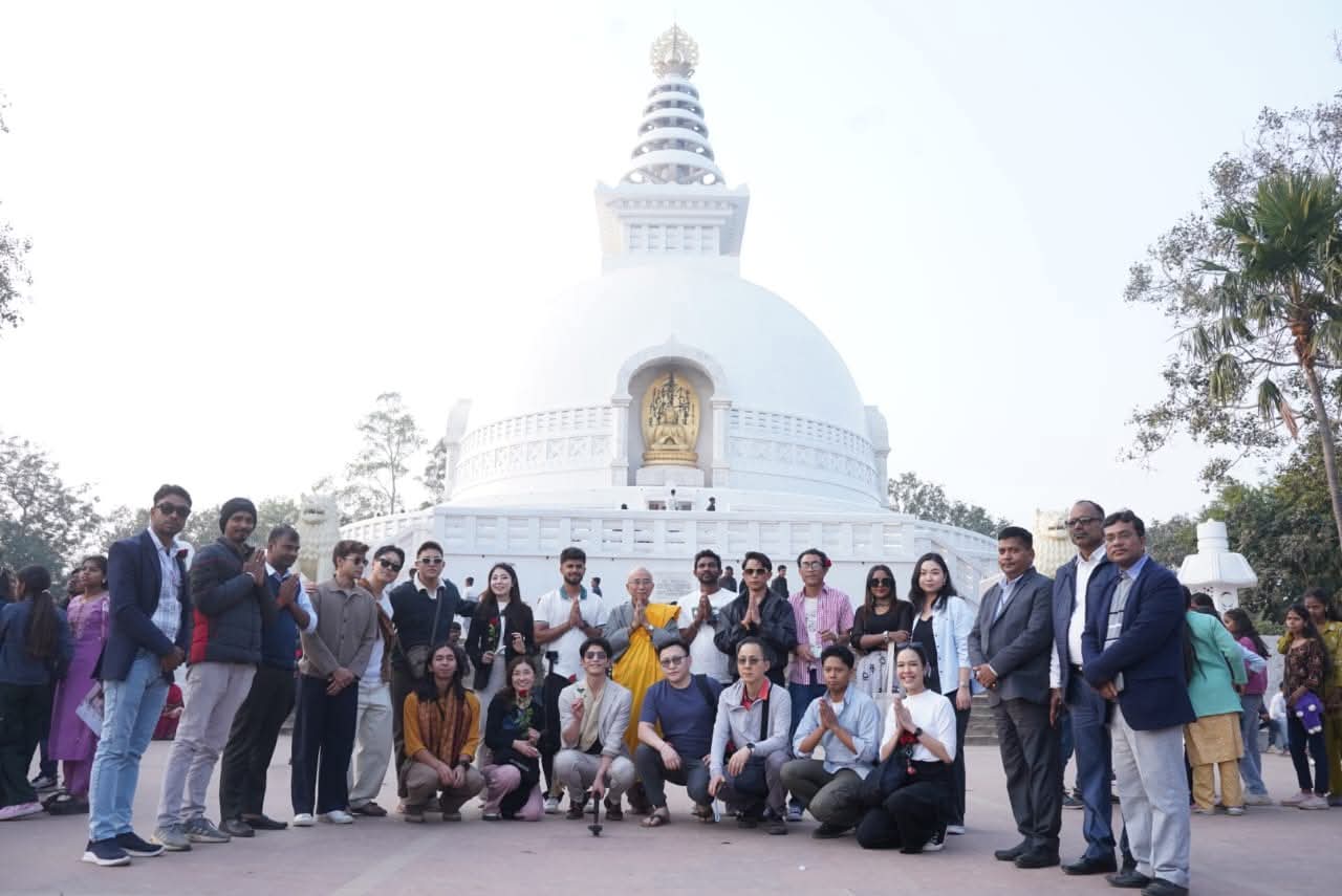 राजगीर पयर्टक स्थल का अवलोकन करते बिदेशी