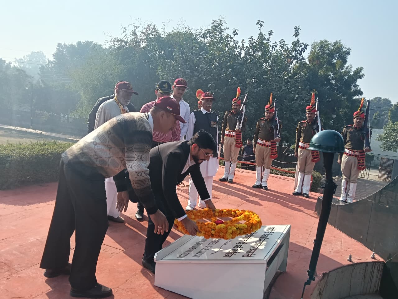 विजय दिवस पर शहीदी स्मारक शहीदों को नमन करते तहसीलदार।