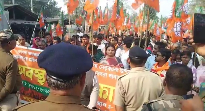 डेबरा में परिवर्तन यात्रा पर हमले के विरोध में थाना के सामने धरना देते भाजपा नेता-कार्यकर्ता। डेबरा में परिवर्तन यात्रा पर हमले के विरोध में थाना के सामने धरना देते भाजपा नेता-कार्यकर्ता।