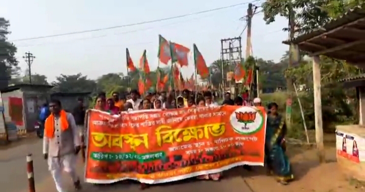 डेबरा में परिवर्तन यात्रा पर हमले के विरोध में थाना के सामने धरना देते भाजपा नेता-कार्यकर्ता।