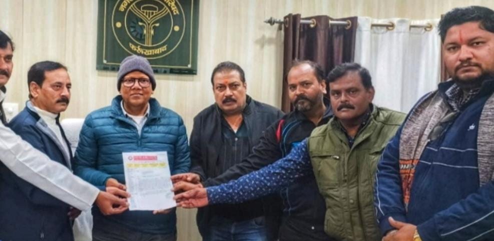 ईओ से भेंट करते व्यापारी नेता