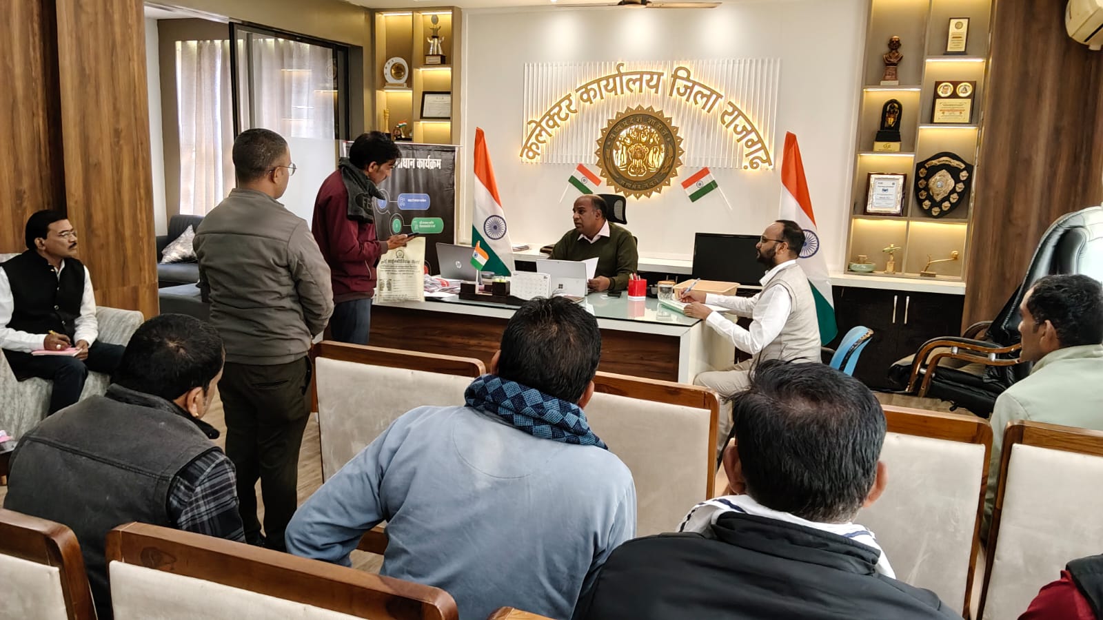वाले सहकारी संस्था प्रभारी को किया निलंबित वाले सहकारी संस्था प्रभारी को किया निलंबित