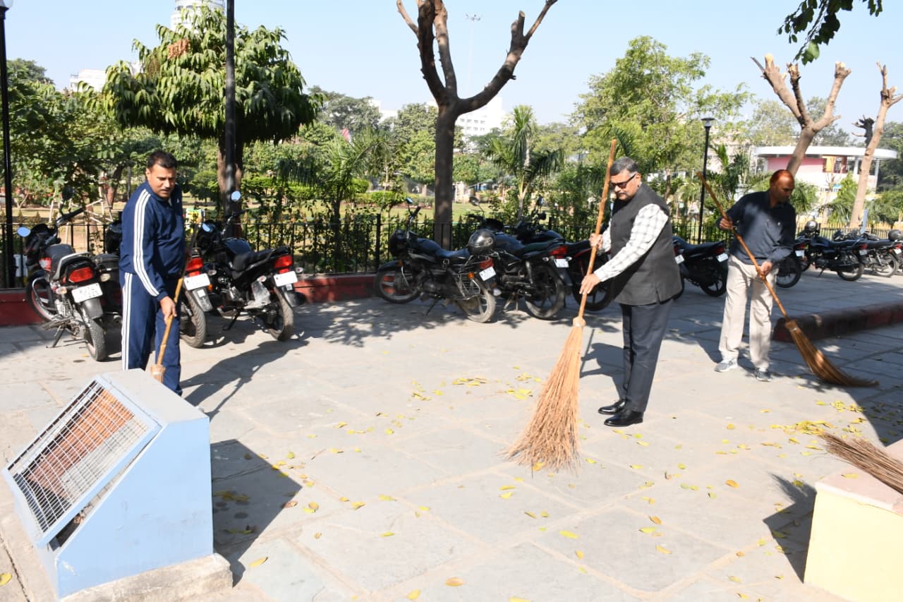 जयपुर पुलिस कमिश्नर ने पुलिस कमिश्नरेट में झाड़ू लगाकर दिया स्वच्छता का संदेश जयपुर पुलिस कमिश्नर ने पुलिस कमिश्नरेट में झाड़ू लगाकर दिया स्वच्छता का संदेश