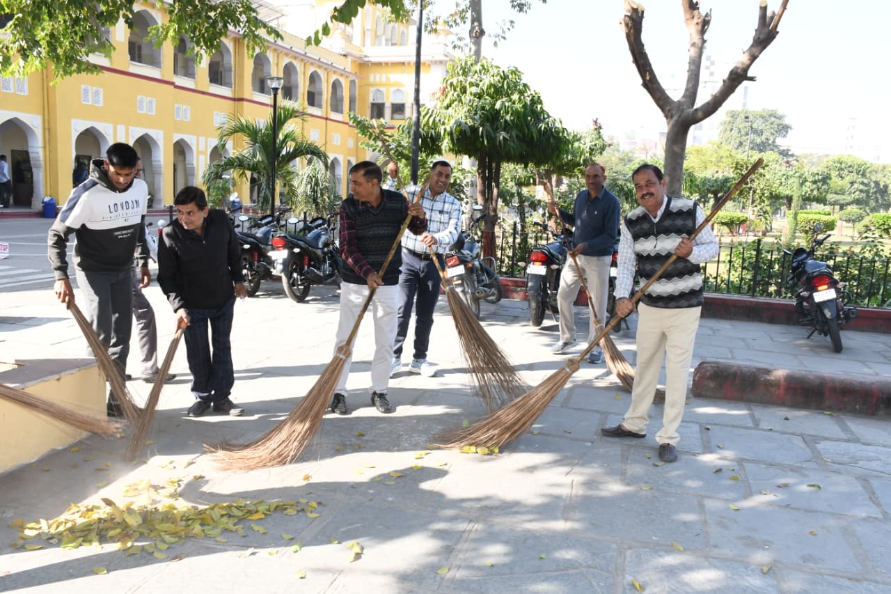 जयपुर पुलिस कमिश्नर ने पुलिस कमिश्नरेट में झाड़ू लगाकर दिया स्वच्छता का संदेश