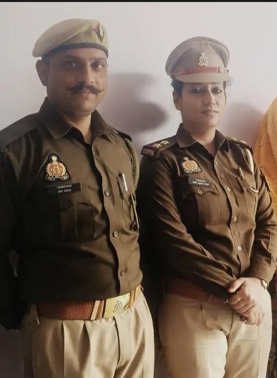 बच्ची काे सुरक्षित परिजनाें काे साैंपने वाली सीतापुर पुलिस की टीम बच्ची काे सुरक्षित परिजनाें काे साैंपने वाली सीतापुर पुलिस की टीम