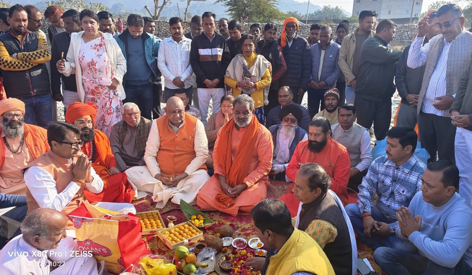 तटबंध के शुभारंभ पर यज्ञ करते हुए