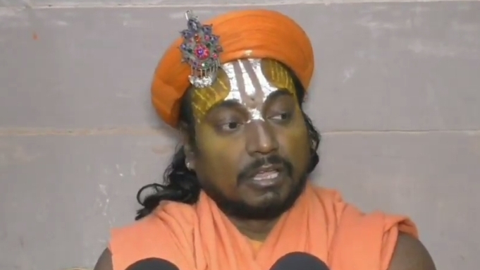 प्रेस वार्ता करते महंत बालक दास प्रेस वार्ता करते महंत बालक दास