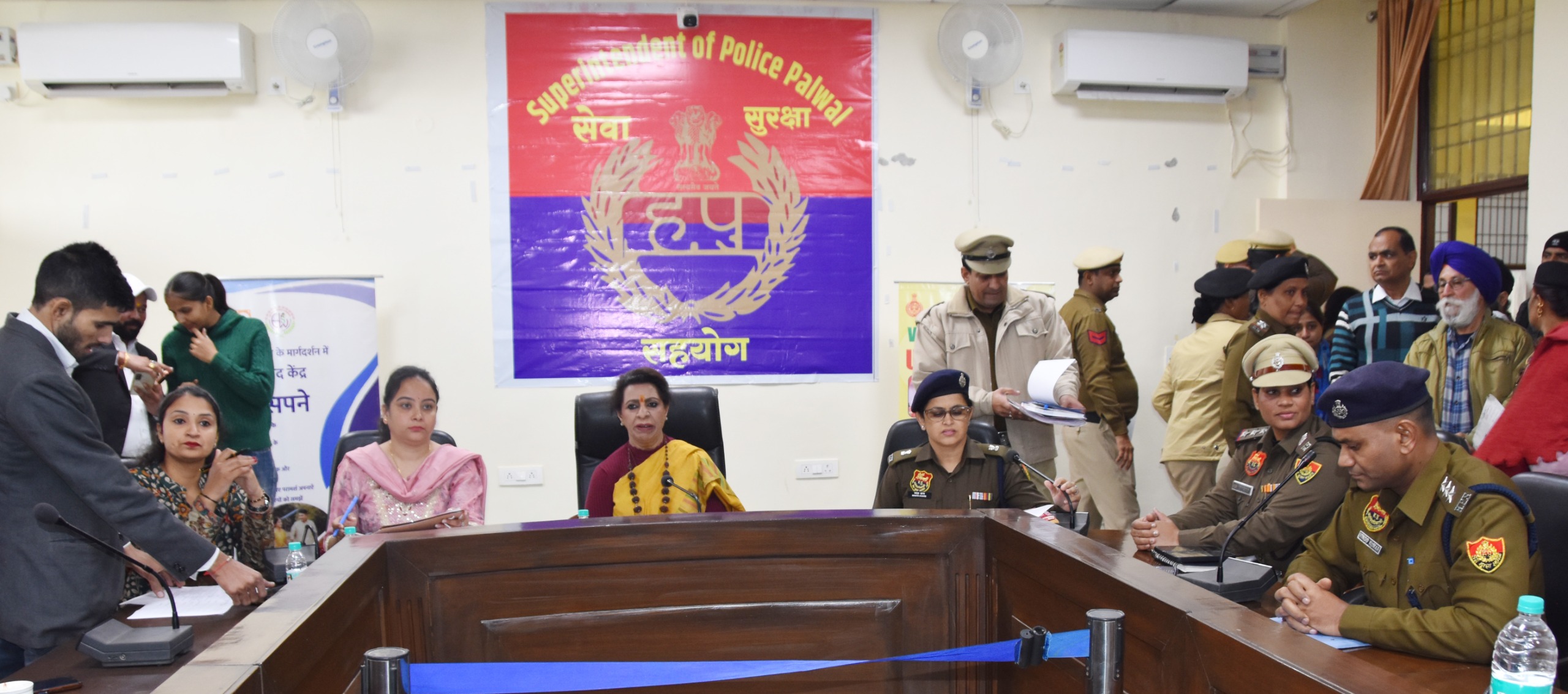हरियाणा महिला आयोग की चेयरपर्सन रेनू भाटिया मीटिंग लेते हुए हरियाणा महिला आयोग की चेयरपर्सन रेनू भाटिया मीटिंग लेते हुए