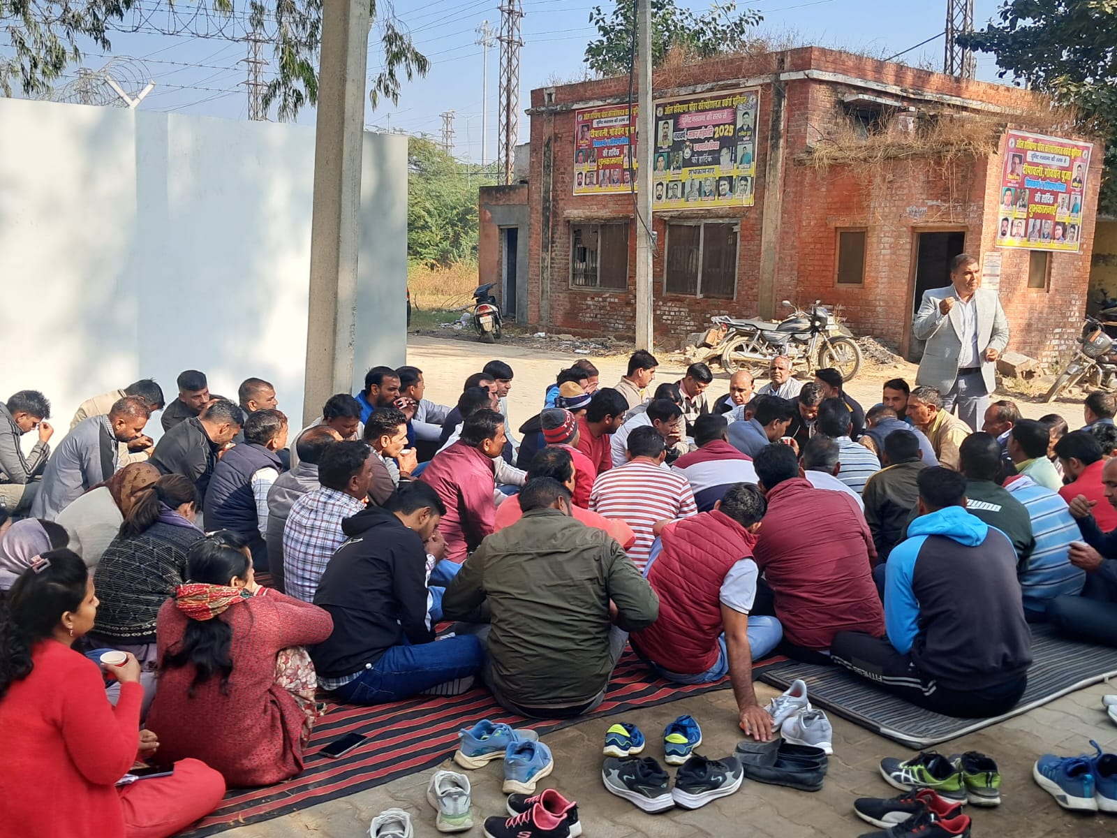 रोष जताते हुए बिजली निगम कर्मचारी।