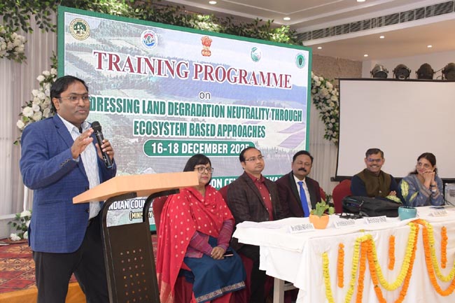 सम्बोधित करते वक्ता एवं मंचासीन अतिथिगण