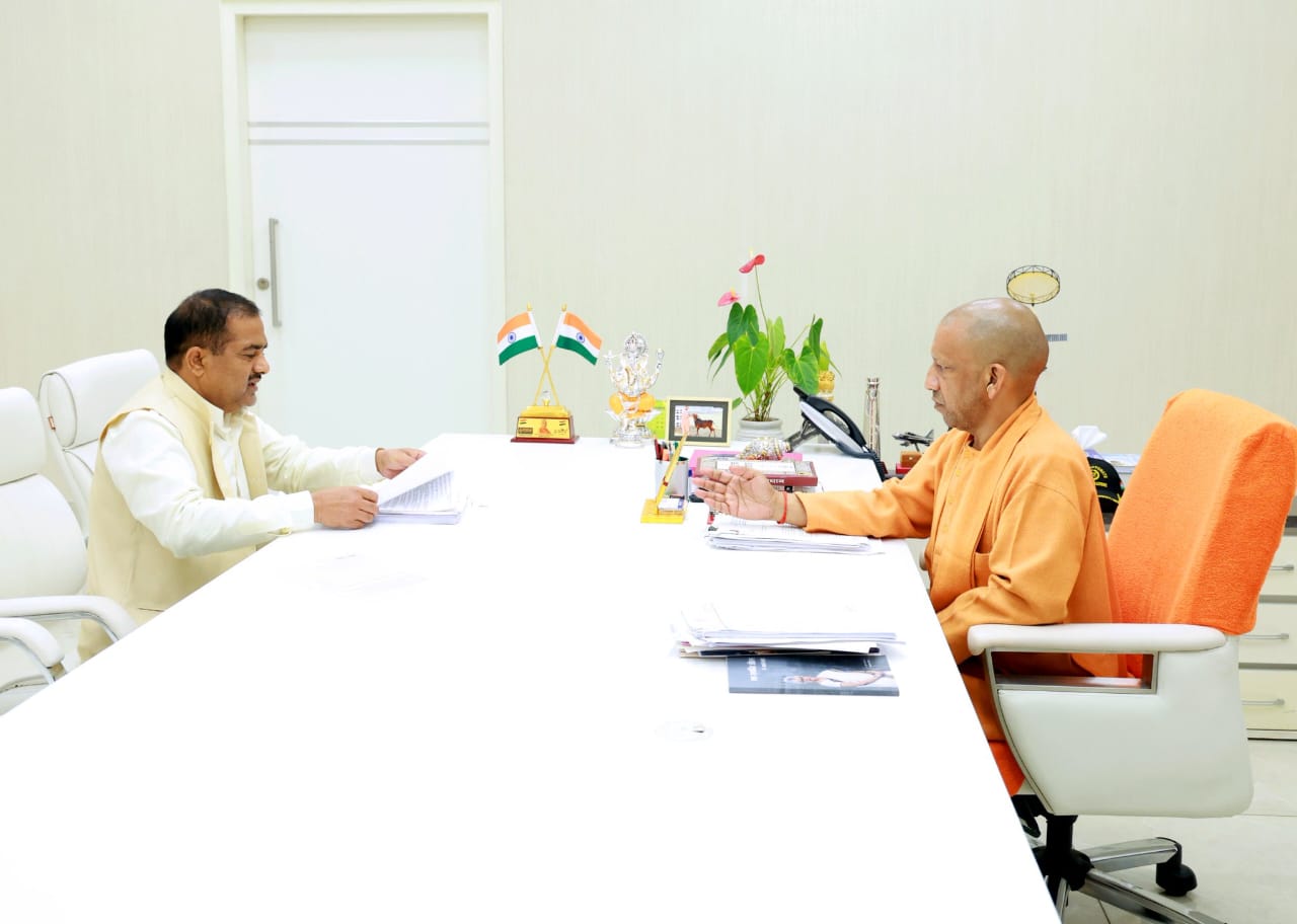 मंगलवार शाम को लखनऊ में मुख्यमंत्री योगी आदित्यनाथ से मिलते कुंदरकी विधानसभा से विधायक ठाकुर रामवीर सिंह । मंगलवार शाम को लखनऊ में मुख्यमंत्री योगी आदित्यनाथ से मिलते कुंदरकी विधानसभा से विधायक ठाकुर रामवीर सिंह ।