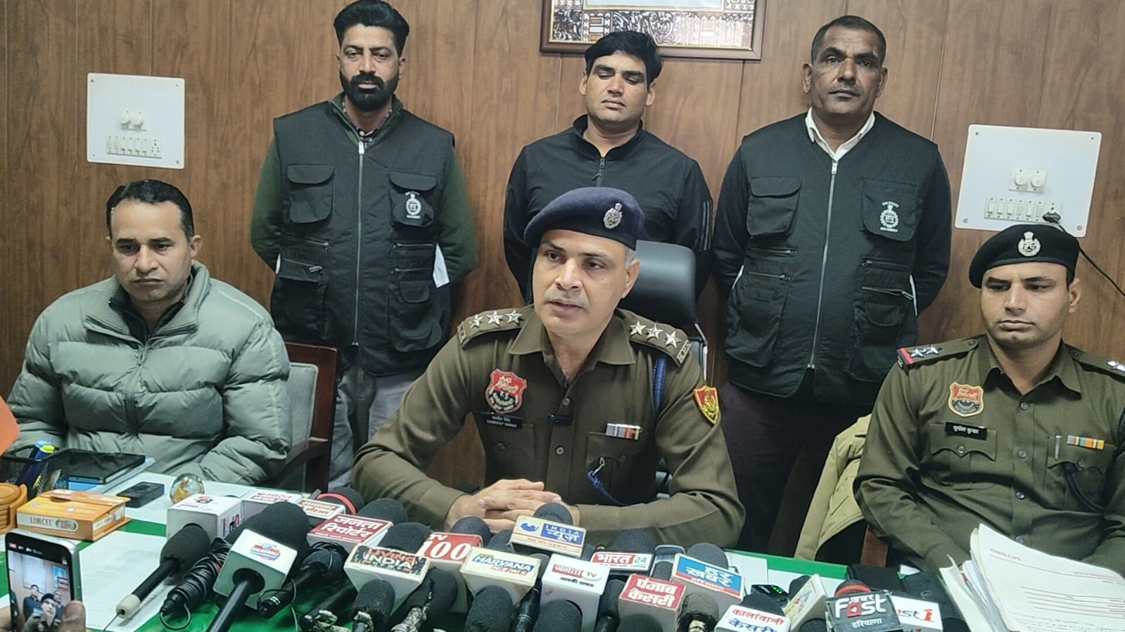 पत्रकारों से रूबरू होते डीएसपी संदीप धनखड़। पत्रकारों से रूबरू होते डीएसपी संदीप धनखड़।