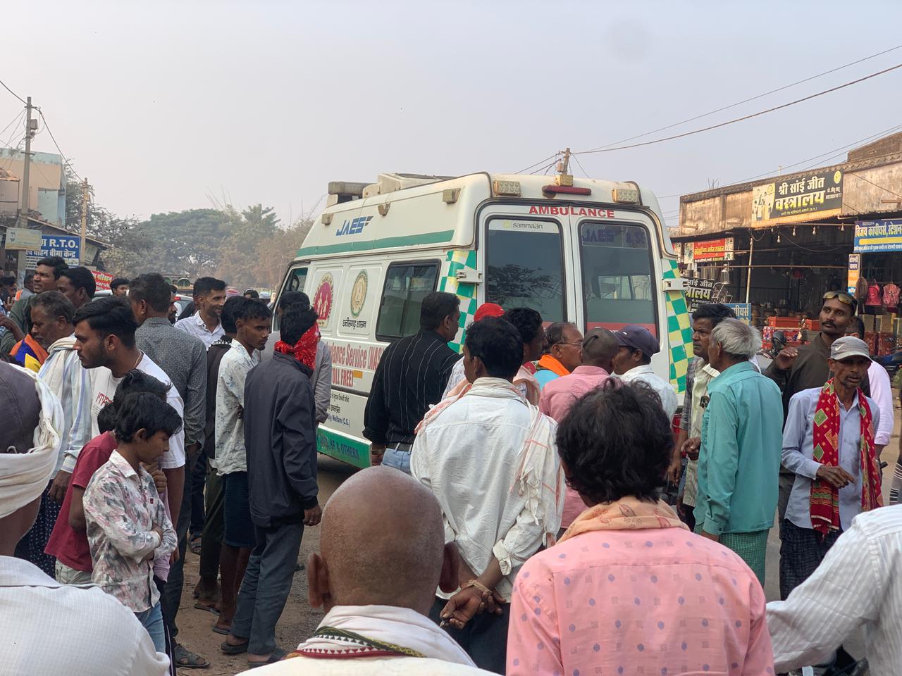 सड़क हादस के बाद लगी भीड़। सड़क हादस के बाद लगी भीड़।