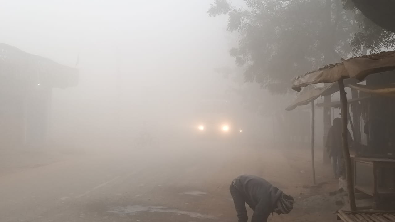 सड़को पर छाया अंधेरा लाइट जलाकर चलते हुए गाड़िया