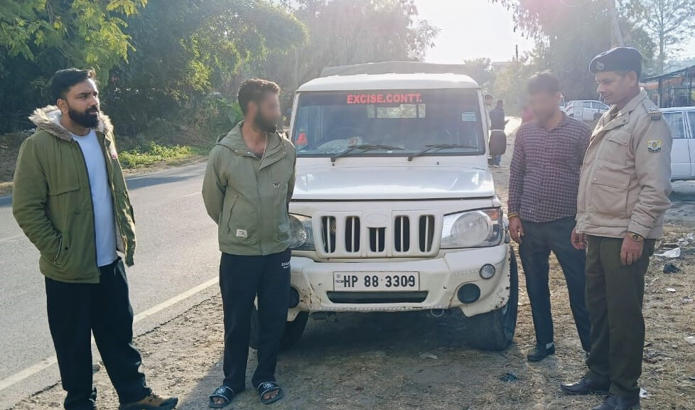 पकड़े गए आरोपी पुलिस टीम के साथ। पकड़े गए आरोपी पुलिस टीम के साथ।