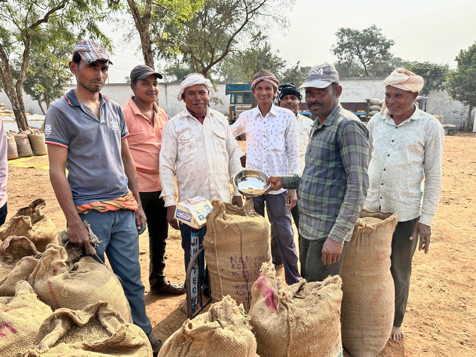 धान उपार्जन केंद्र में धान की तौलाई करते हुए किसान। धान उपार्जन केंद्र में धान की तौलाई करते हुए किसान।