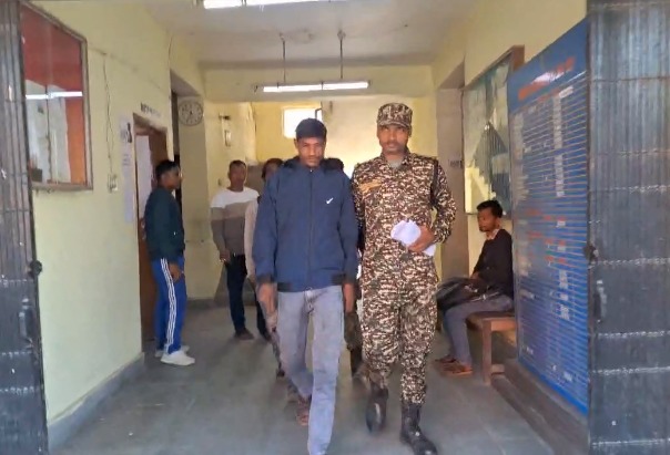 गिरफ्तार तस्कर को ले जाती पुलिस गिरफ्तार तस्कर को ले जाती पुलिस