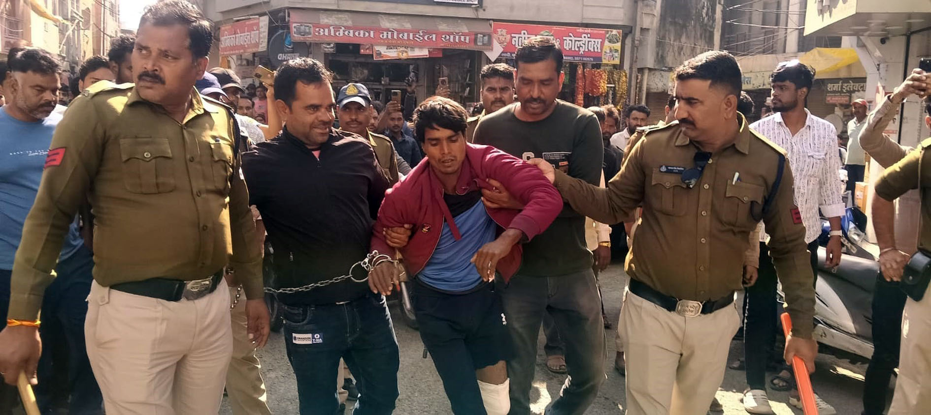 खाचरौद में मासूम बालिका की हत्या केआरोपी का जुलूस निकाला खाचरौद में मासूम बालिका की हत्या केआरोपी का जुलूस निकाला