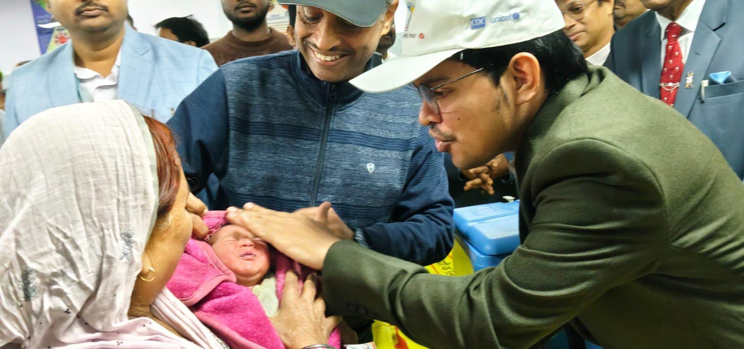 खुराक पिलाते डीडीसी खुराक पिलाते डीडीसी
