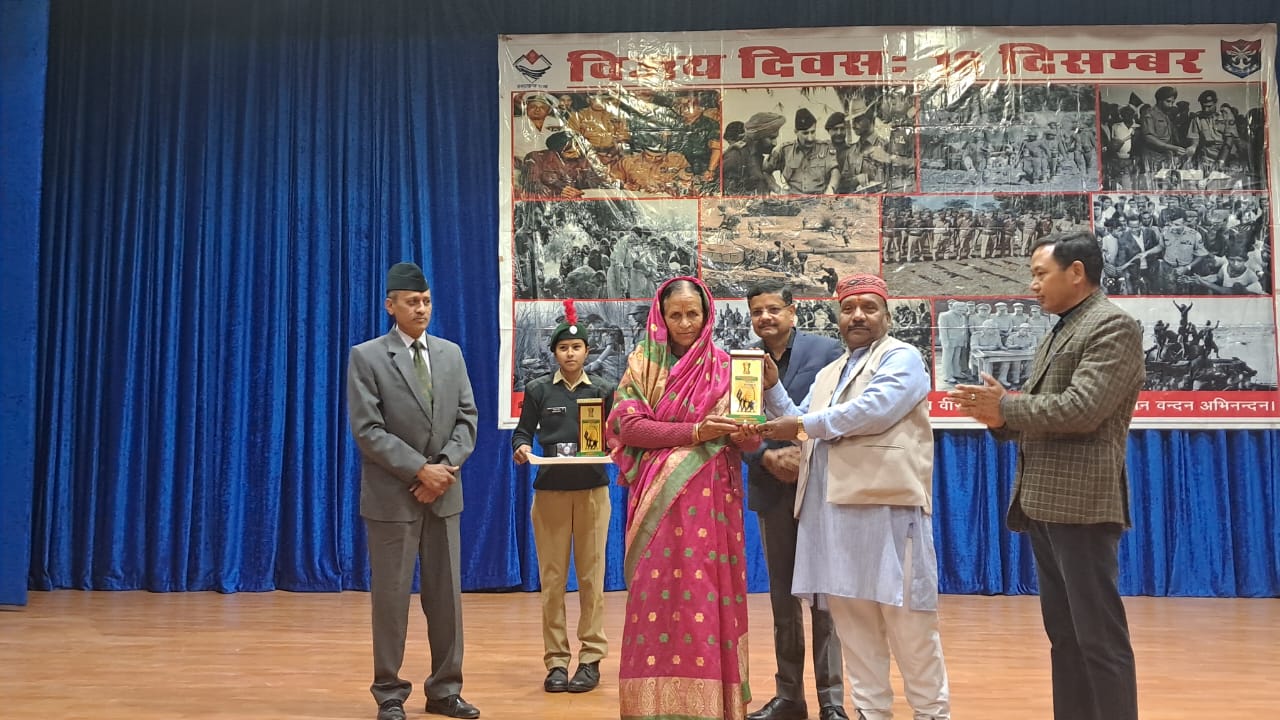 शहीद वीर सैनिकों के परिजन को सम्मानित करते विधायक राजकुमार पोरी
