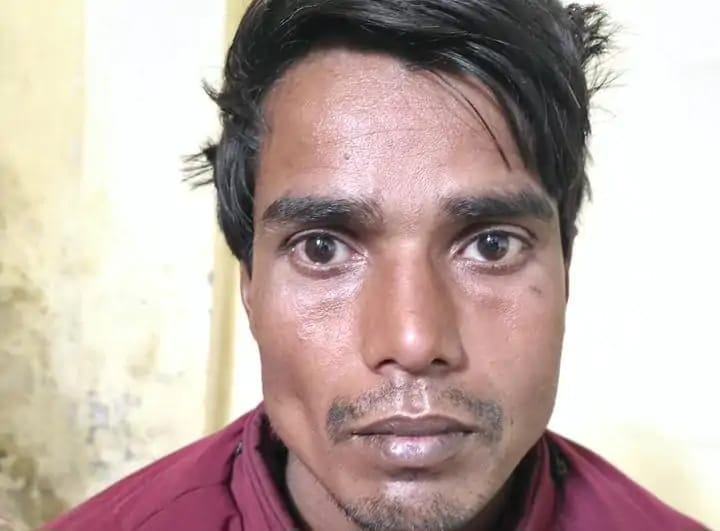 010आरोपी 02प्रेस वार्ता को संबोधित करते हुए पुलिसअधिकारी