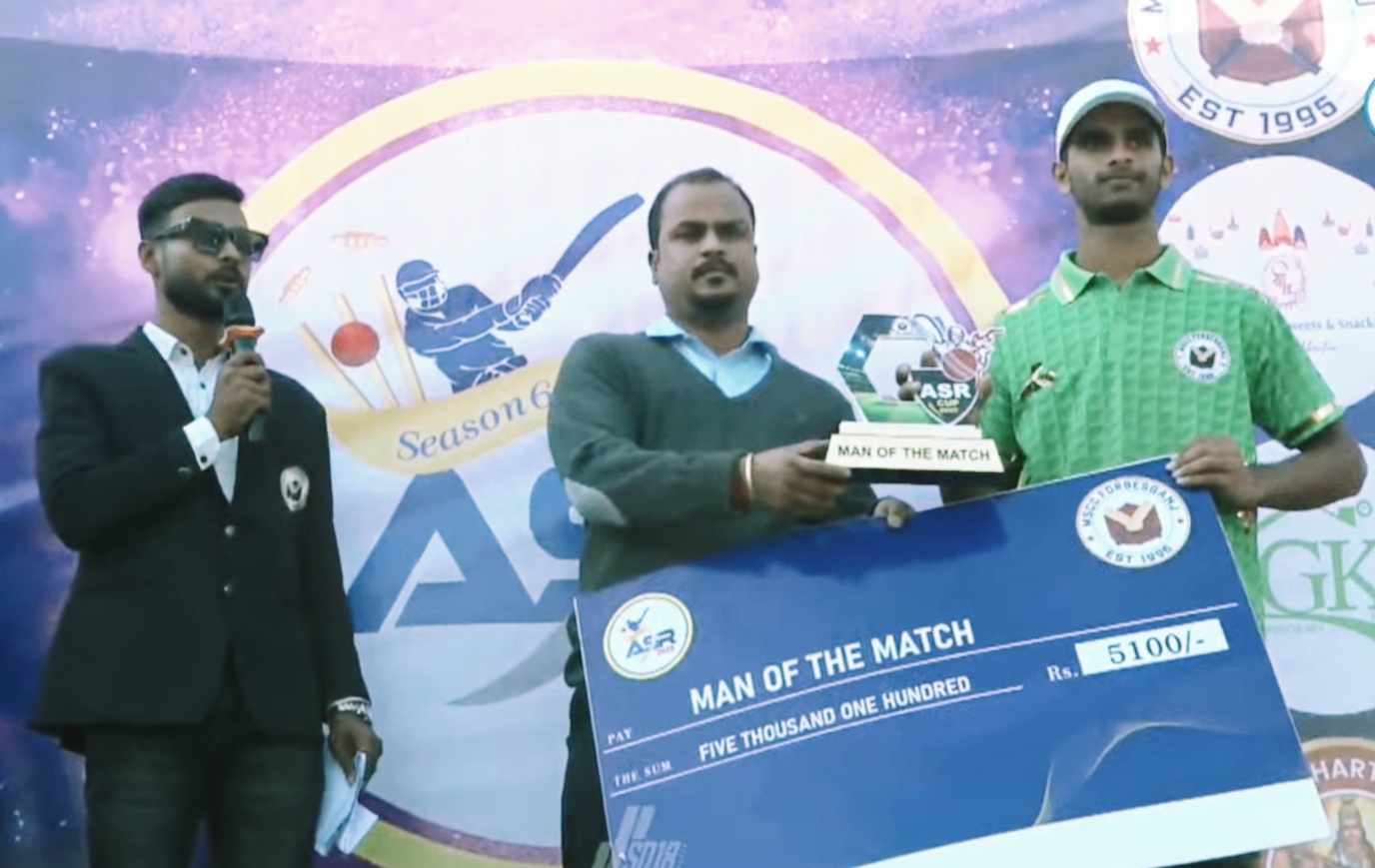 अररिया फोटो: मैन ऑफ द मैच का अवॉर्ड लेते अररिया फोटो: मैन ऑफ द मैच का अवॉर्ड लेते