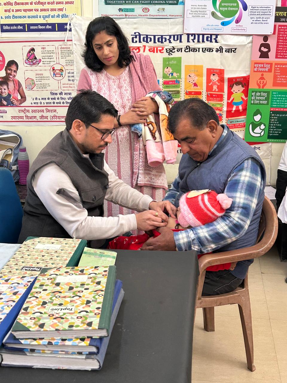 काले बिल्ले लगा टीके लगाते स्वास्थ्य कर्मचारी। काले बिल्ले लगा टीके लगाते स्वास्थ्य कर्मचारी।