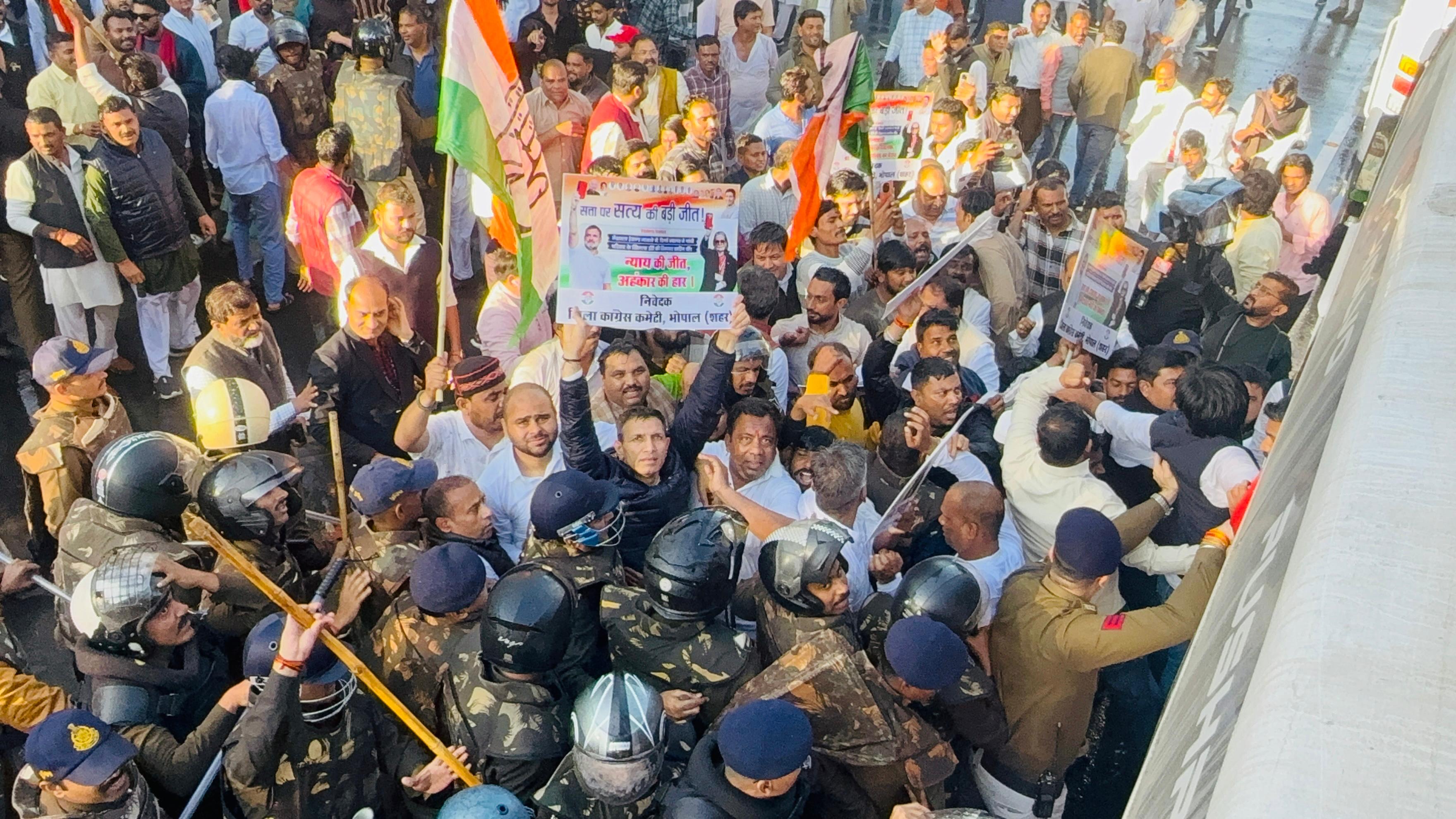 बीजेपी कार्यालय घेरने जा रहे कांग्रेसियों पर पुलिस ने चलाई वाटर कैनन बीजेपी कार्यालय घेरने जा रहे कांग्रेसियों पर पुलिस ने चलाई वाटर कैनन