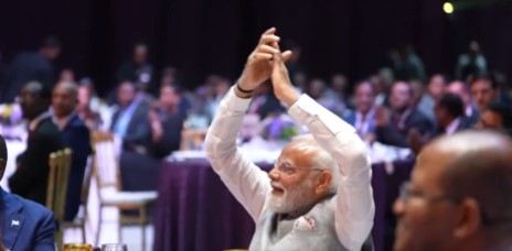 वंदे मातरम गाते इथोपियाई गायकों का अभिवादन करते प्रधानमंत्री मोदी