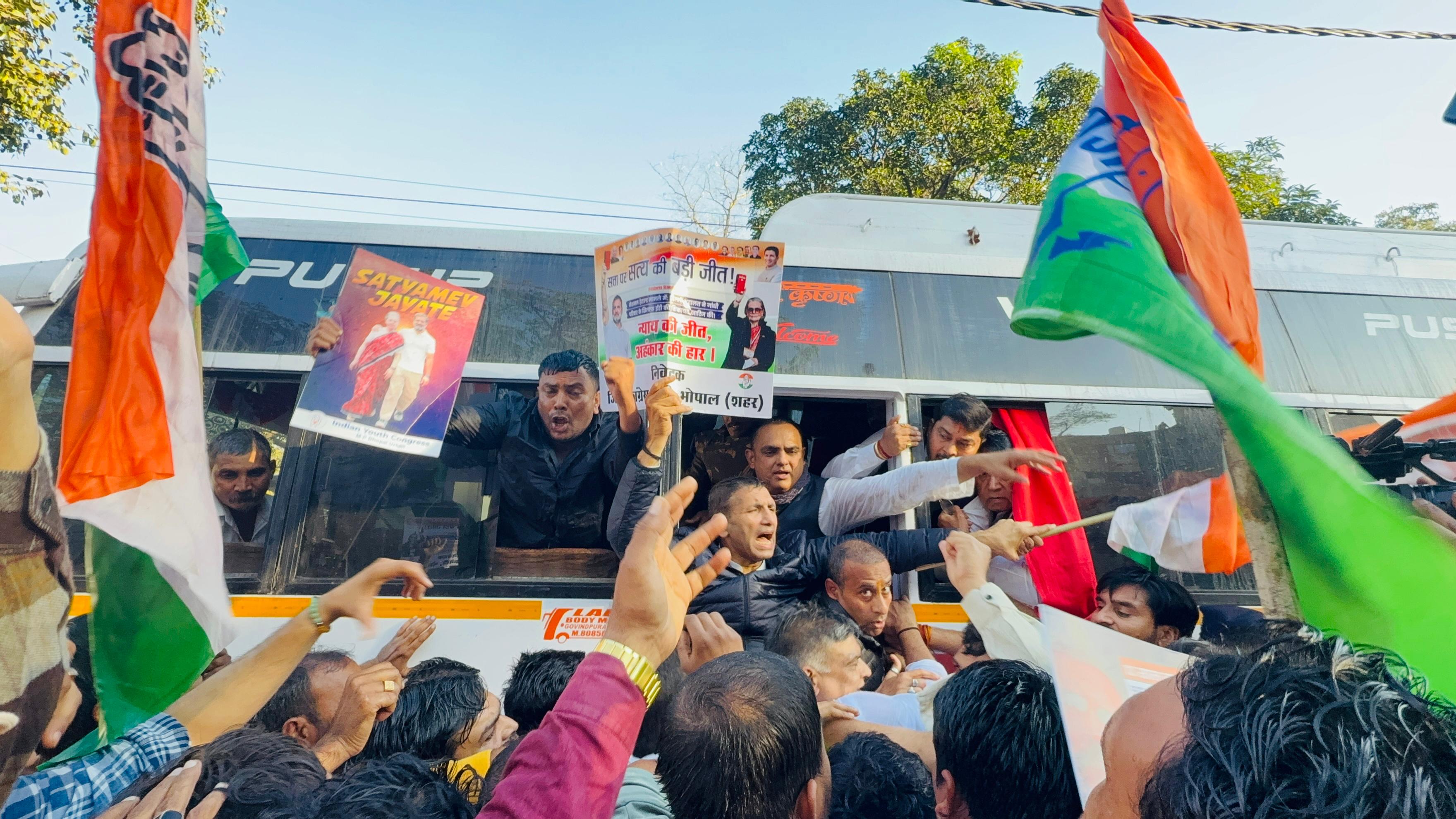 जीतू पटवारी समेत कई कार्यकर्ता गिरफ्तार जीतू पटवारी समेत कई कार्यकर्ता गिरफ्तार
