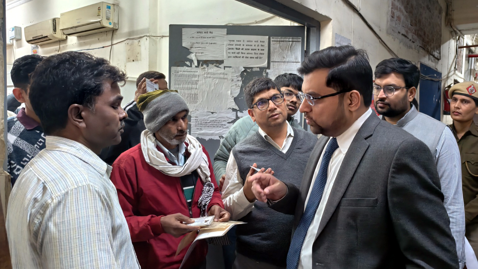 डीसी आयुष सिन्हा निरीक्षण के दौरान लोगों से बातचीत करते हुए डीसी आयुष सिन्हा निरीक्षण के दौरान लोगों से बातचीत करते हुए