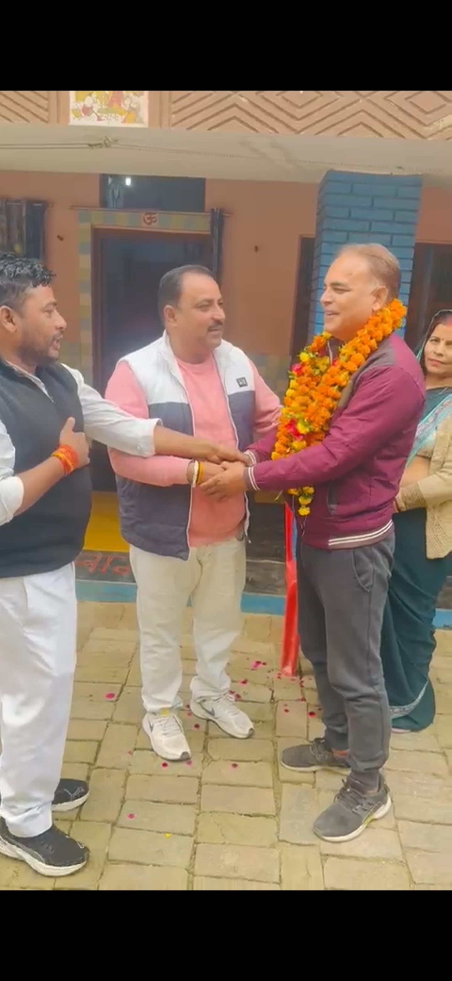 पिता का सम्मान करते यूथ कांग्रेस के पदाधिकारी पिता का सम्मान करते यूथ कांग्रेस के पदाधिकारी
