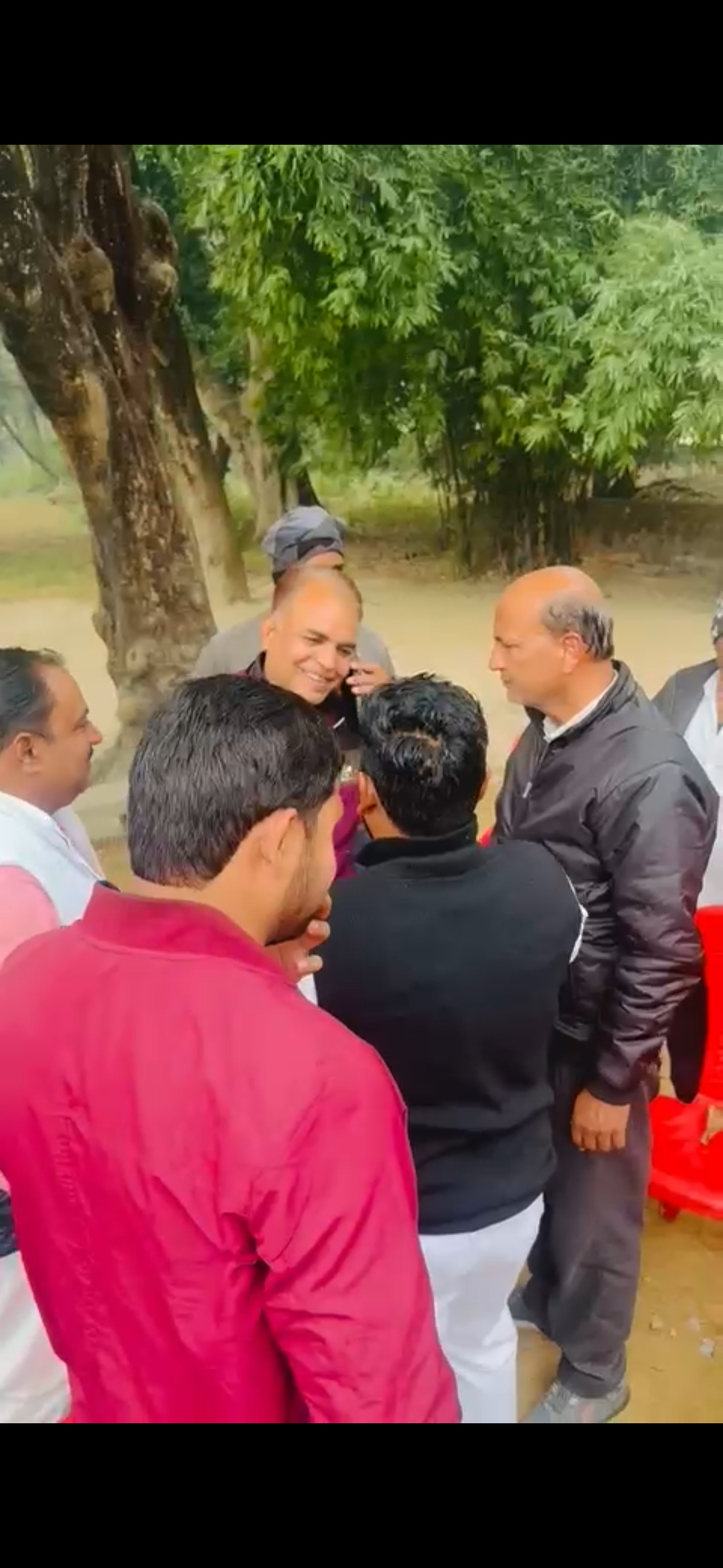 सांसद किशोरी लाल शर्मा से बात करते हुए प्रशांत वीर के पिता सांसद किशोरी लाल शर्मा से बात करते हुए प्रशांत वीर के पिता