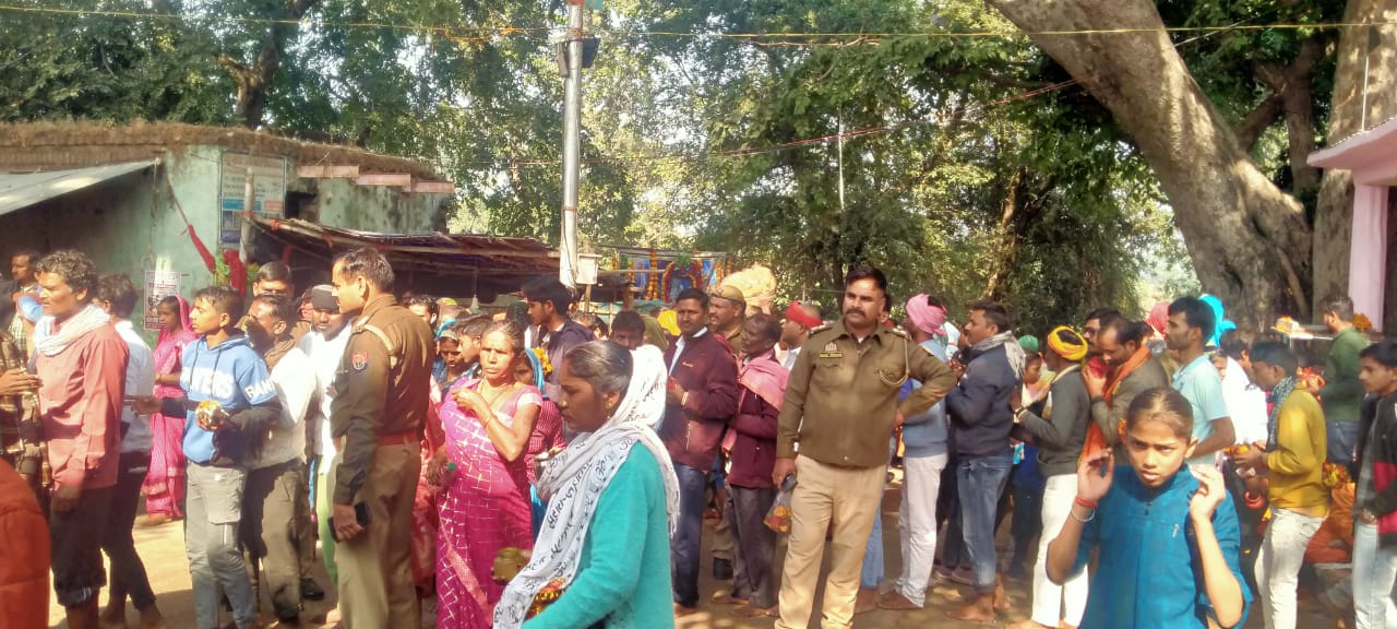 कोटार शिव धाम में दर्शन पूजन के लिये कतार बद्ध भक्त कोटार शिव धाम में दर्शन पूजन के लिये कतार बद्ध भक्त